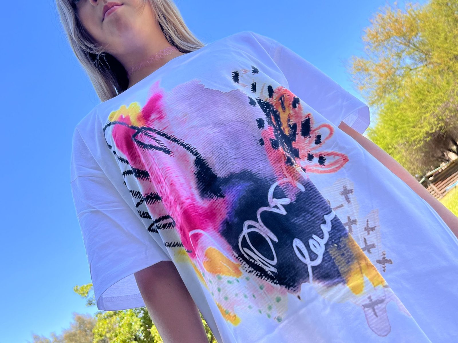 Polera intervenida a mano · serigrafía y acuarela