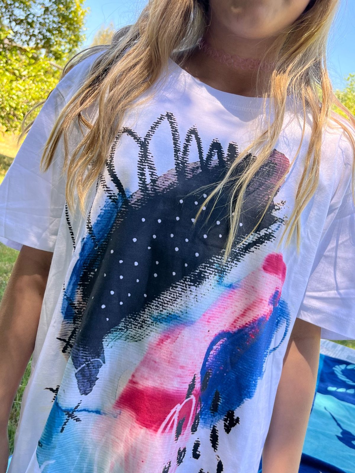 Polera intervenida a mano · acuarela y serigrafía